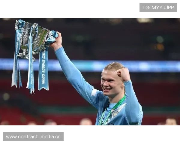 卢卡库与哈兰德在禁区内转移带球偏向反击趋势 卢卡库与哈兰德在禁区内转移带球偏向反击趋势