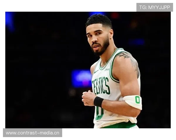 安赛龙随手一拎的行李袋像奢侈品橱窗，旁边路人：这是来看球还是看时装周